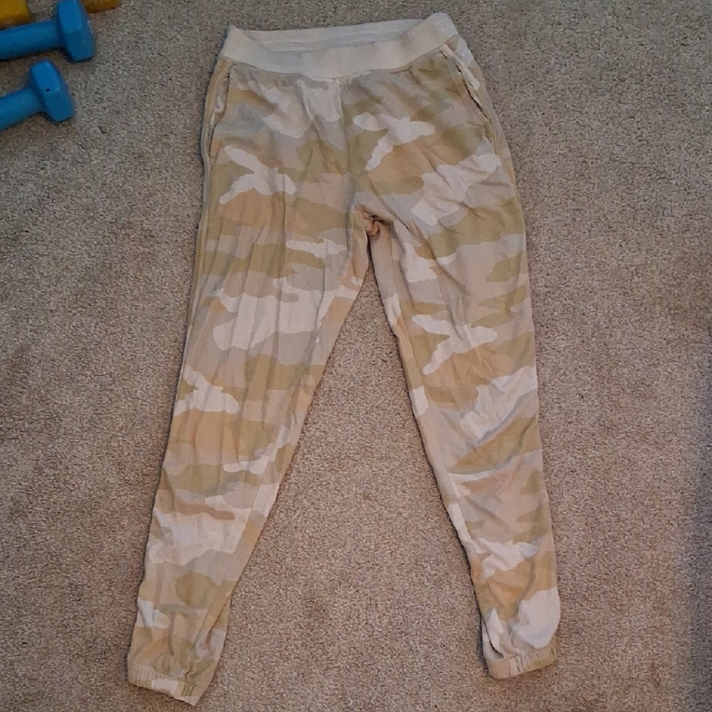 Aerie Women's Tan and Cream Camouflage Joggers